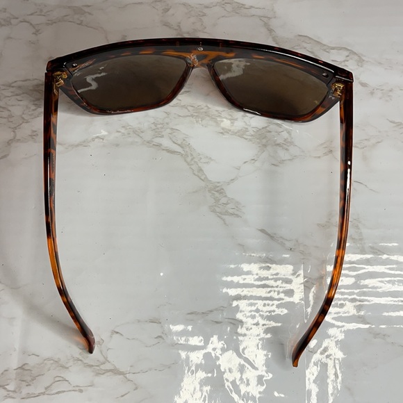 Oversized Tortoise Chained Sunglasses - Picture 8 of 14